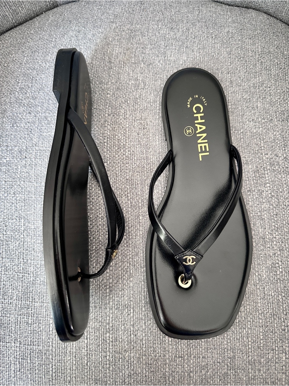 NEW BLAZY CHANEL Black leather GOLD CC Logo FLIP FLOP Slides Flat Sandals 38.5 - Picture 16 of 16